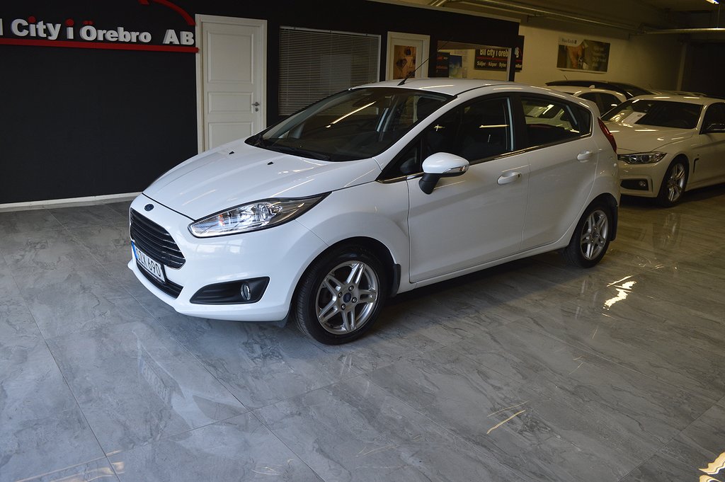 Ford Fiesta 1.0 EcoBoost Titanium / Låga Mil / 1-Ägare / Nyservad & Besiktad