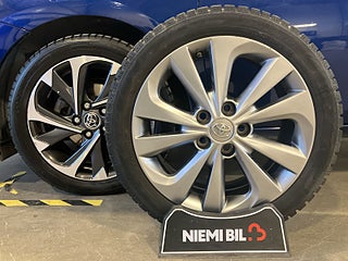 Toyota Auris Hybrid e-CVT Active Plus Kamera Navi Skinn S&V-hjul – bild 17