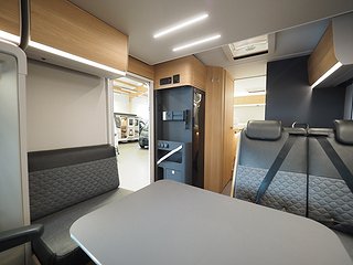 Husbil-halvintegrerad Adria Matrix 670 SL 10 av 23