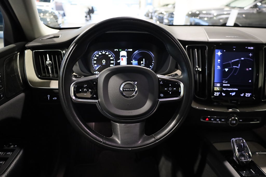 Volvo XC60 Recharge T6 AWD Inscription Orrefors Pano Drag H&K Navi