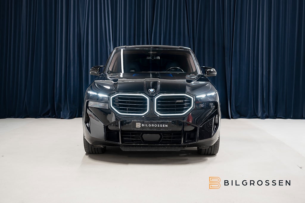 BMW XM 4.4 V8 xDrive B&W Merino Massage Softclose Bakaxelstyrn
