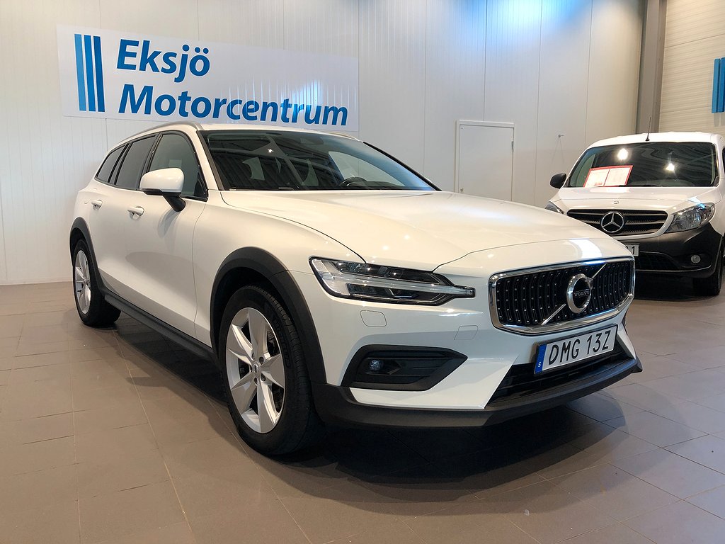 Volvo V60 Cross Country B4 AWD Momentum/Navi/Drag/Värmare