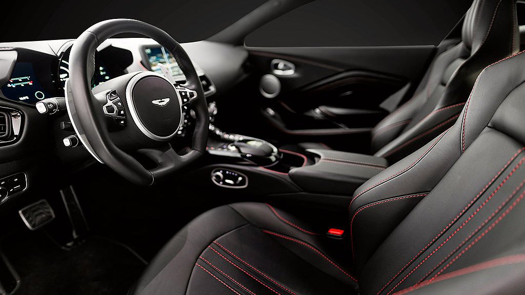 Aston Vantage V8 har en V8-motor som genererar 510 hästkrafter. 