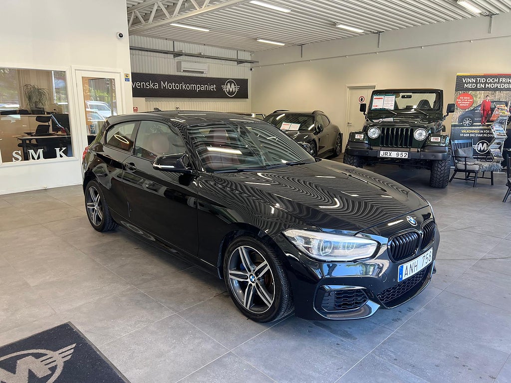 BMW M135i xDrive 3-dörrars Sv-såld FACELIFT LCI Automat