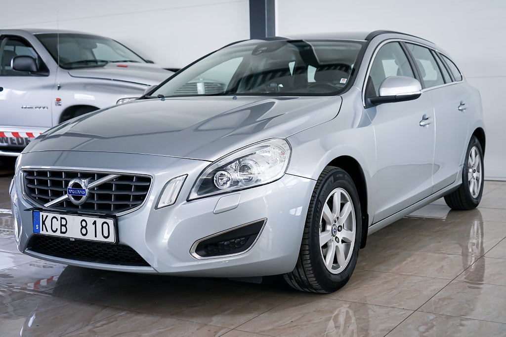 Volvo V60 T3 Momentum Drag PDC Bluetooth