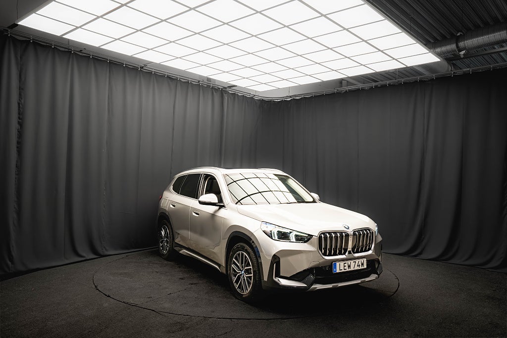 BMW iX1 xDrive30 PANO LÄDER DRAG 360° H/K HUD ELSTOL VÄRMEPUMP