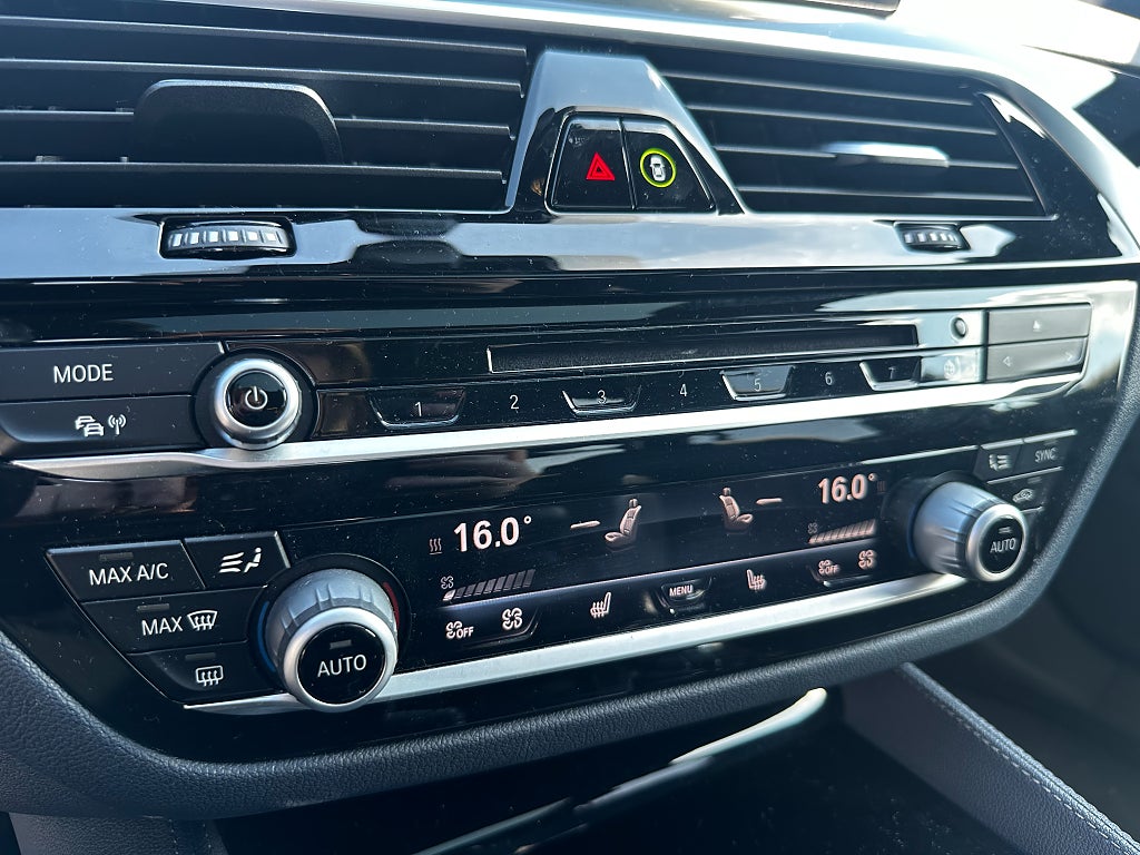 BMW M550I V 8 / xDrive Sedan / Panorama