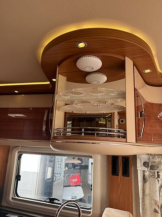 Husbil-integrerad Hymer Eriba 773 IVECO 170HK AUT 8 av 26