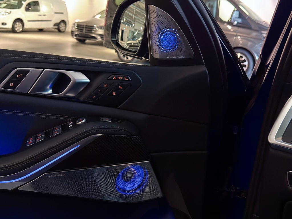 BMW X7 M60i xDrive 530hk | Se spec | Nyskick