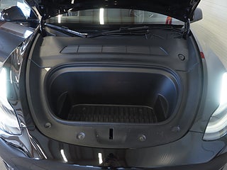 SUV Tesla Model Y 19 av 20