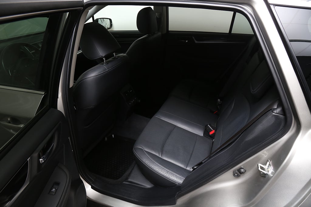 Subaru Outback 2,5i 175hk Summit AWD Taklucka H/K Skinn Drag 2019