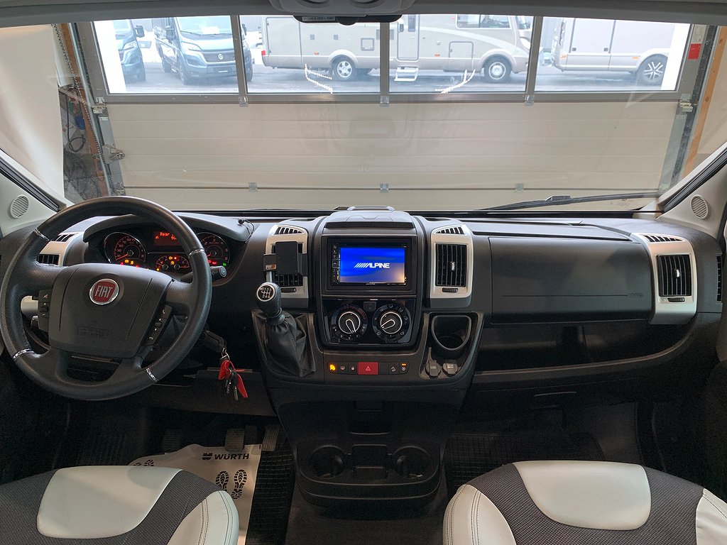 Pilote V 630 J / B-körkort / Långbädd / Solcell / Ugn /160hk - Pilote