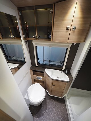 Husbil-halvintegrerad Adria Coral S 670 SLT 17 av 20