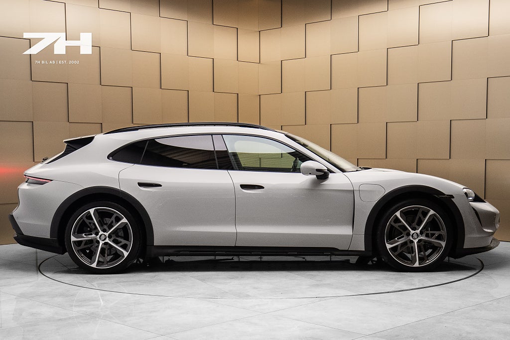 Porsche Taycan 4 Cross Turismo / P-Display / 18-väg / HuD /