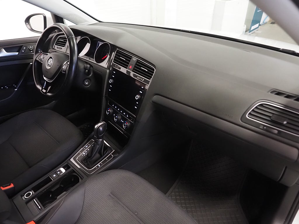 Volkswagen Golf Sportscombi 1.6 TDI 115hk Kamera Dieselvärmare ACC 2019