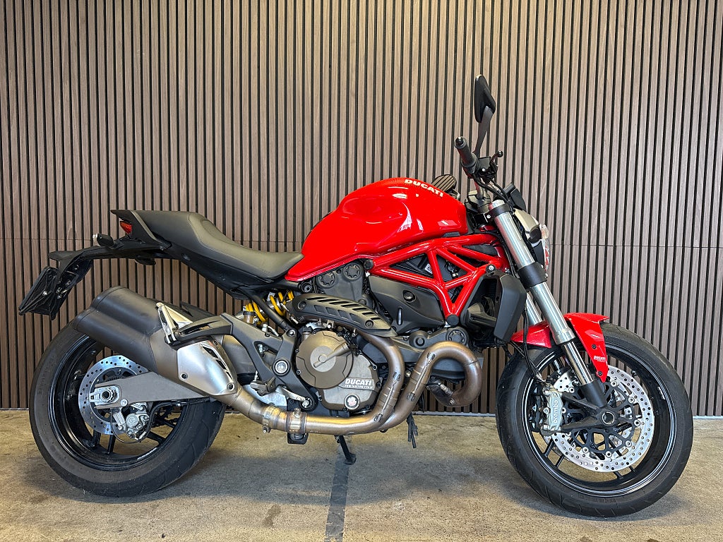 Ducati Monster 821 naked 107 HK Endast 800 mil!