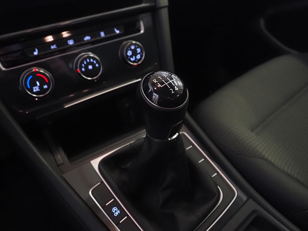 Volkswagen Golf 1.6 TDI 115hk D-Värmare Backkamera Adaptiv Farthållare 2018