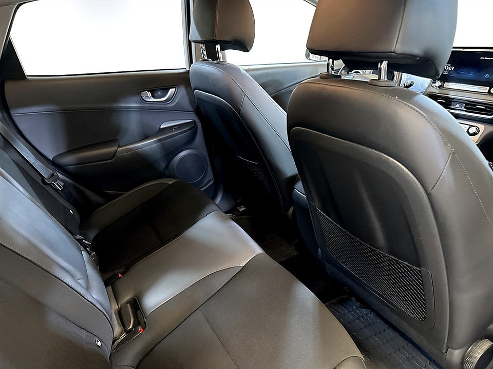Bild på Hyundai Kona Essential 64kWh 204hk Aut B-KAMERA CARPLAY