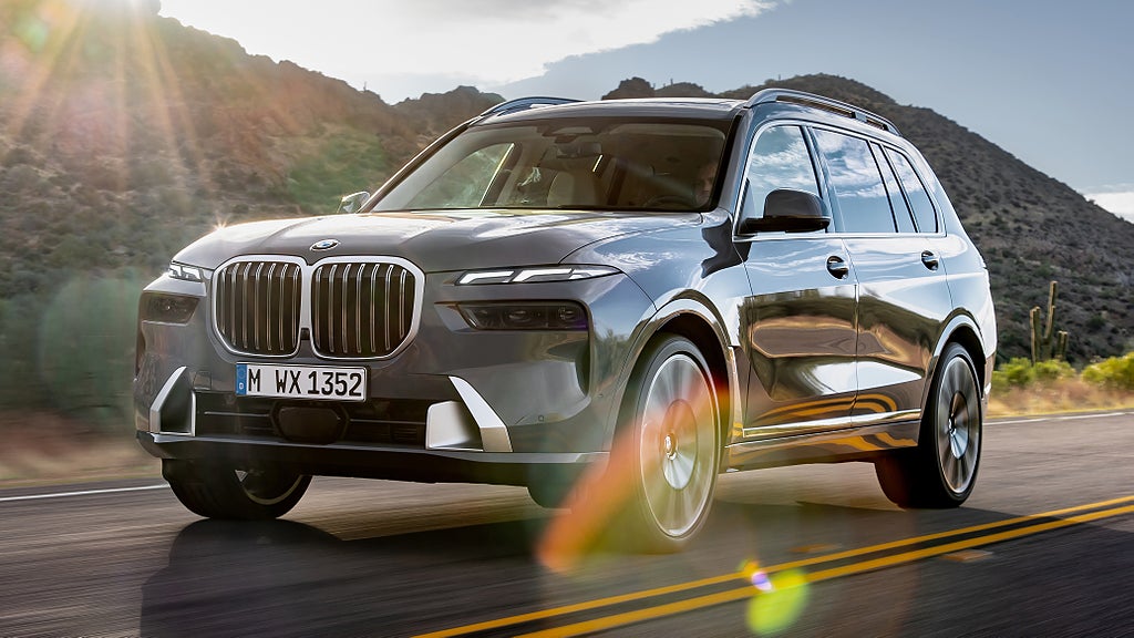 BMW X7 har en adaptiv luftfjädring med elektroniskt kontrollerade dämpare. Foto: BMW