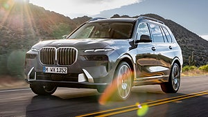 BMW X7 har en adaptiv luftfjädring med elektroniskt kontrollerade dämpare. Foto: BMW