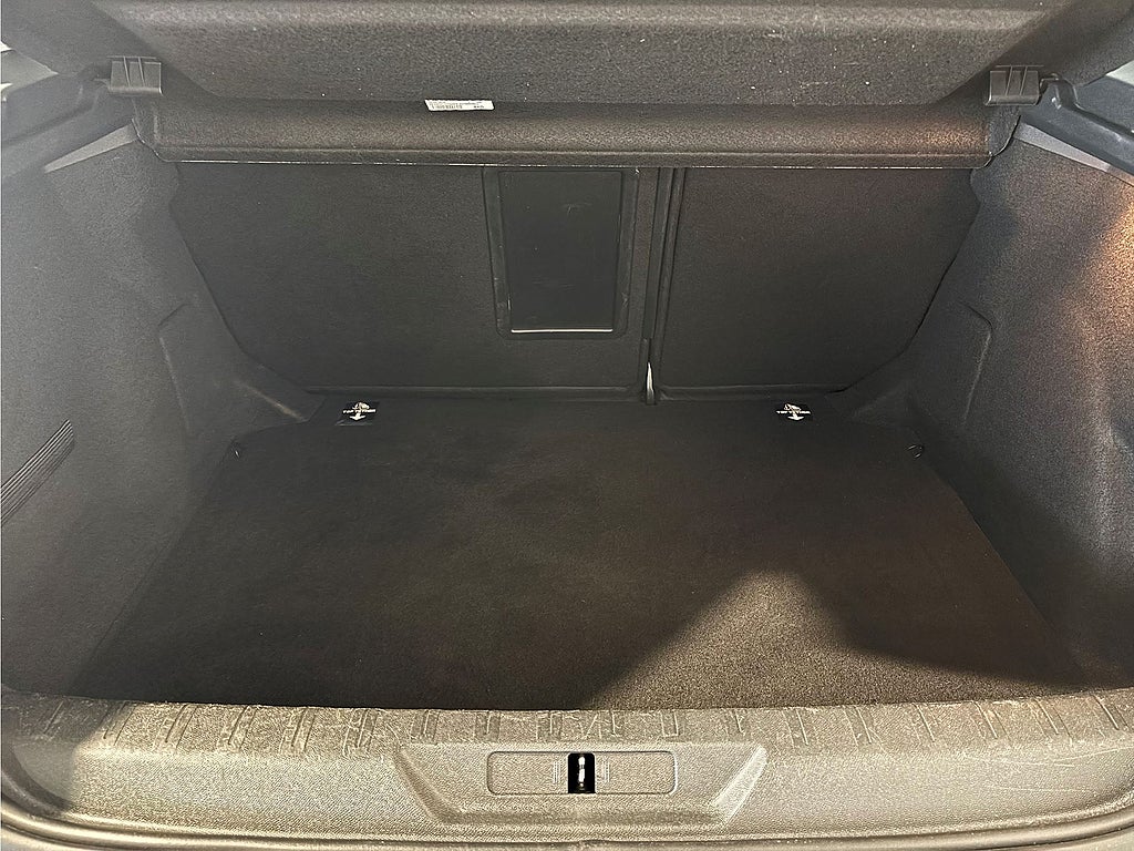 Bild på Peugeot 308 5D Allure 1.2 PT 130hk - CARPLAY, BACKSENSORER