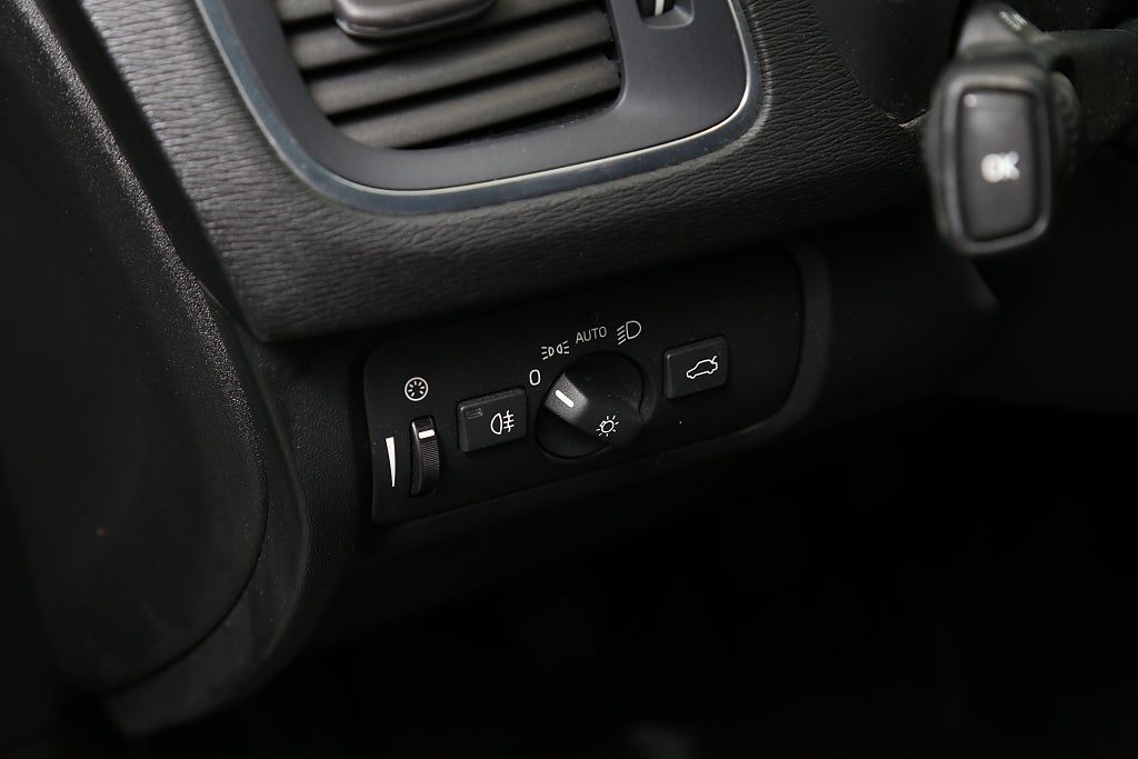 Volvo V40 Cross Country D2 120hk Momentum BE PRO Panorama Värmare/VOC 2016