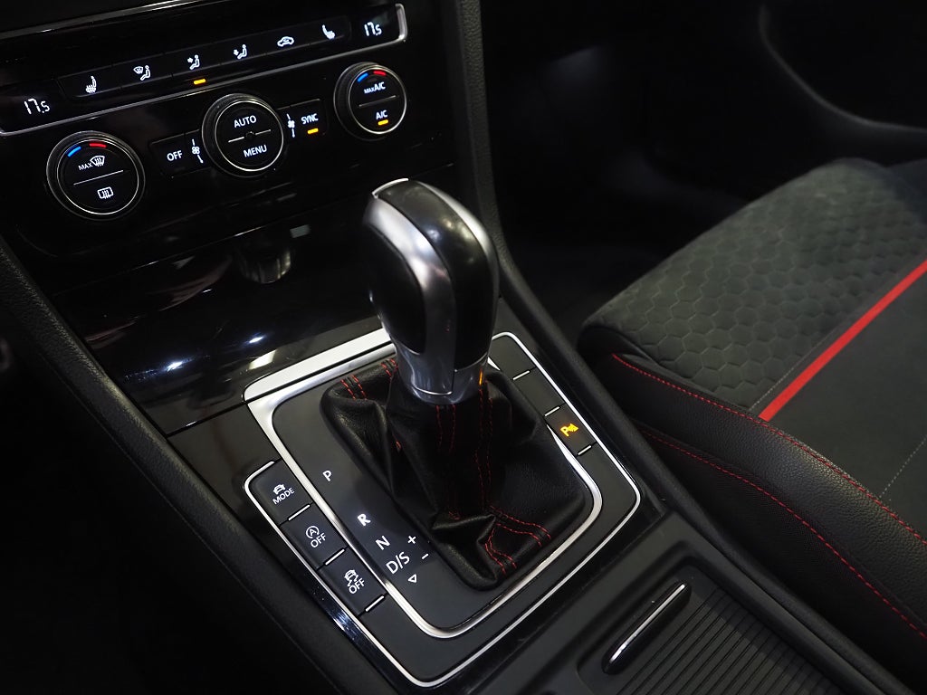 Volkswagen Golf GTI Performance 2.0 TSI 245hk Taklucka Dynaudio Cockpit 2018