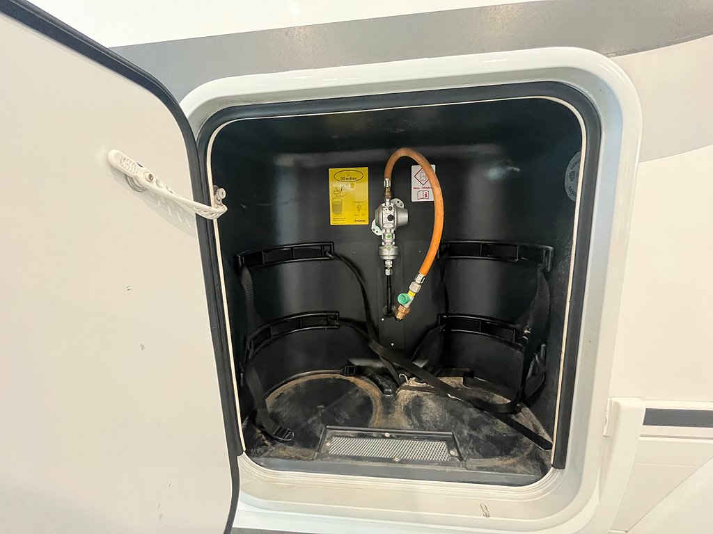 Adria Sonic Plus 700 SL / Automat 150hk / Solcell x2 / Ugn - Adria