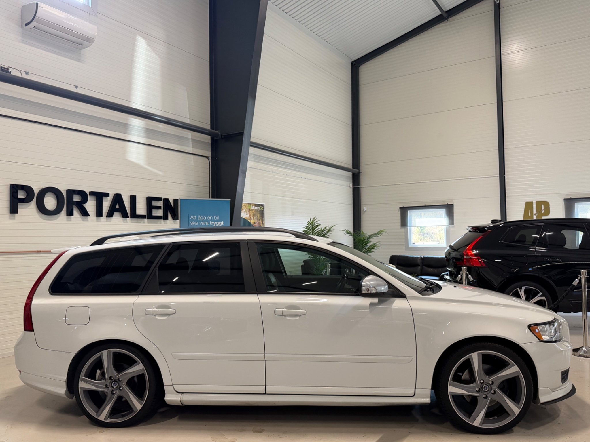 Volvo V50 2.0 D Momentum, R-Design 2010, photo 6/47