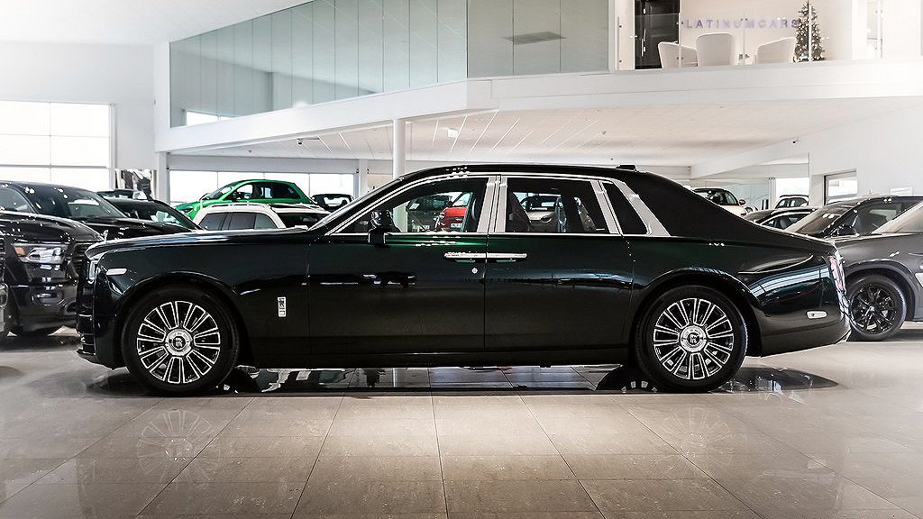 Rolls-Royce Phantom har champagnekyl i baksätet och inkluderar två glas.