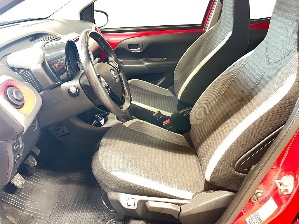 Toyota Aygo 5-dörrar 1.0 VVT-i X-PLAY / Kamera/ CarPlay/ V-hjul thumbnail