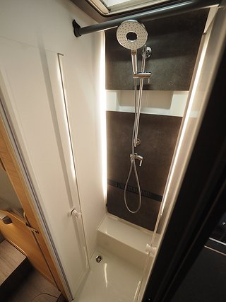 Husbil-integrerad Adria Sonic Plus 700 SL 15 av 19