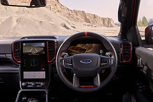 Nya Ford ranger Raptor får 12,3 tums digitalt kluster och en 12 tums pekskärm. Foto: Ford