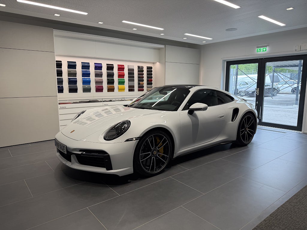 Porsche 911 Turbo S  / Lyft