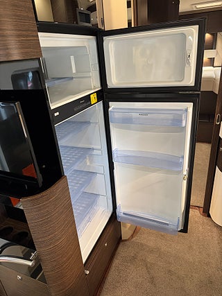 Husbil-integrerad Concorde Credo 840 L IVECO (170HK AUTOMAT) Långbädd! Stort badrum! ALDE! 9 av 26