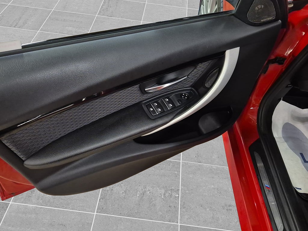 BMW 330i 2017 - miniatyr 11