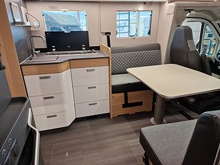 Husbil-halvintegrerad Adria Coral Plus 670 DL 10 av 31