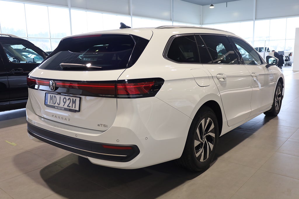 Volkswagen Passat Sportscombi 1.5 eTSI AUT Business Drag Värmare Massage 2025