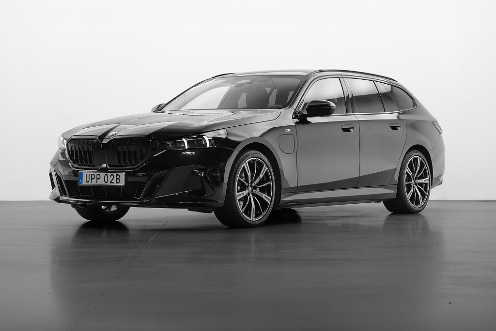 BMW 530e xDrive Touring M Sport Pro - B&W - 20" - Drag