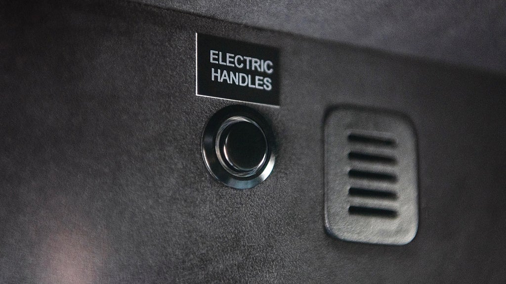 Man kan aktivera den elektriska handtagen genom ett knapptryck. Foto: Addarmor 