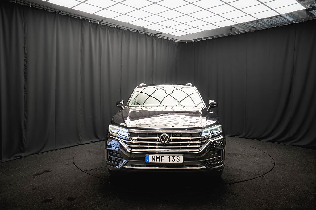 Volkswagen Touareg V6 TDI 4M R-Line PANO LUFT 21'' DRAG D-VÄRM HUD MOMS
