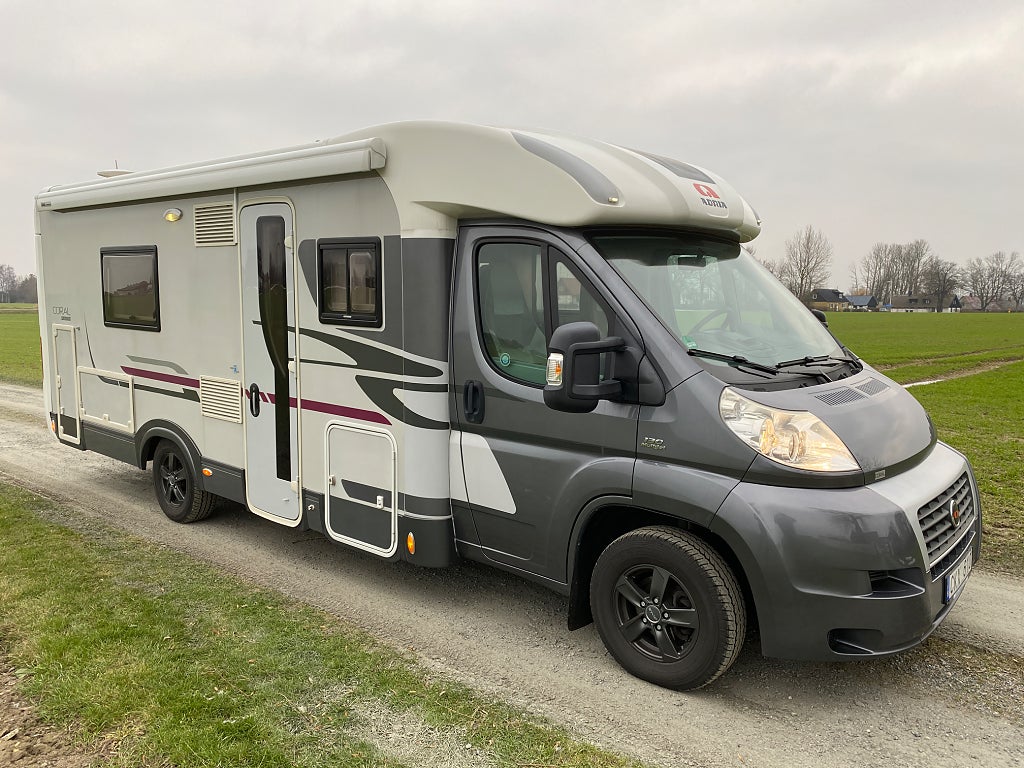 Adria Coral S 670 SLT Långbäddar/ Toa bak/ Ugn/ Solceller