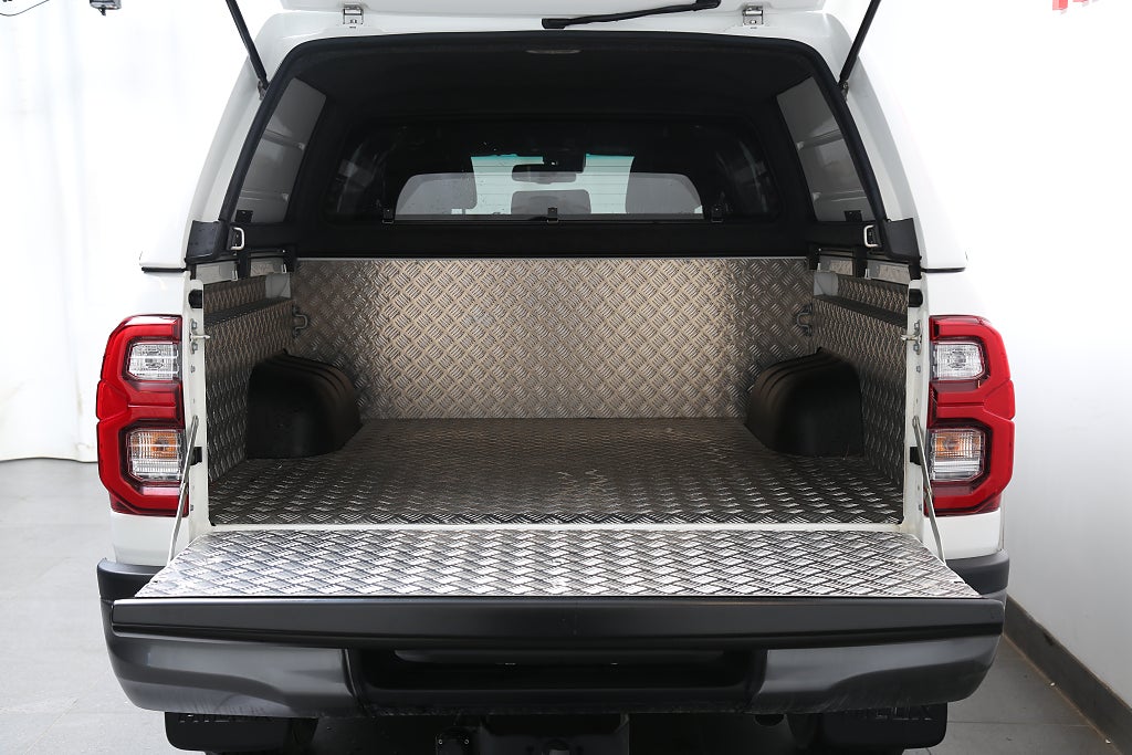 Toyota Hilux Dubbelhytt 2,8 MHEV 204hk Invincible 4WD Flak/Kåpa Moms 2026