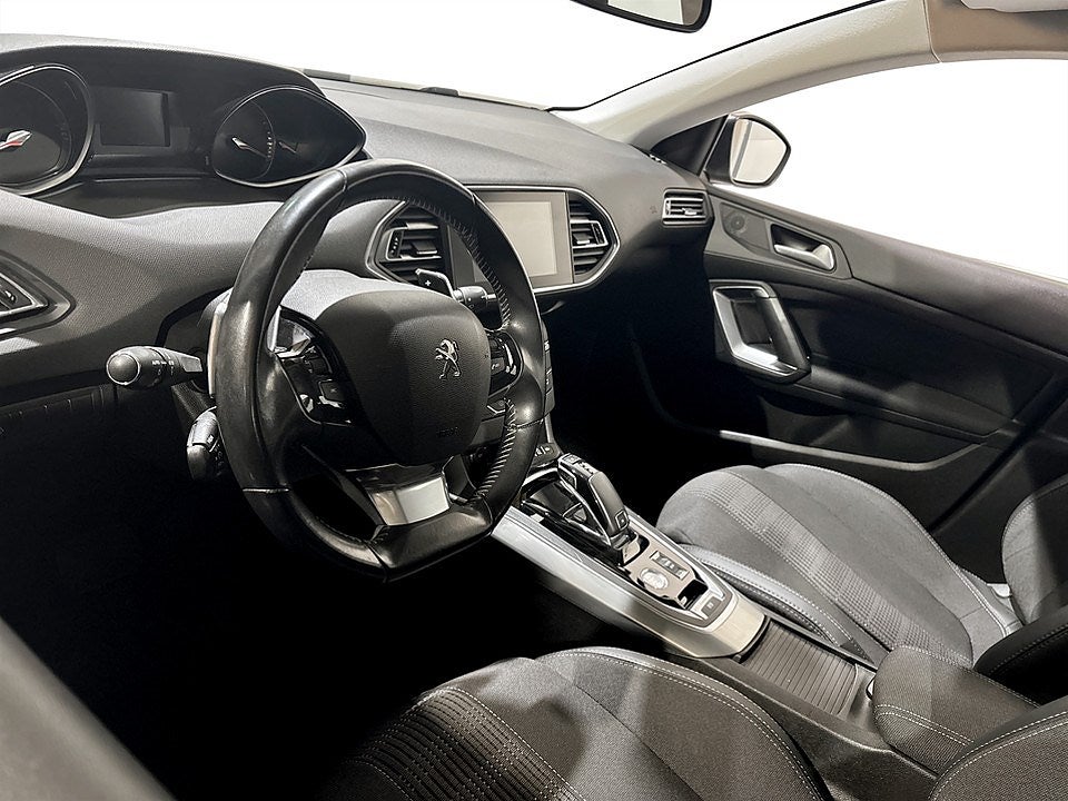 Bild på Peugeot 308 5D Allure 1.2 PT 130hk Aut - CARPLAY, BACKSENSORER