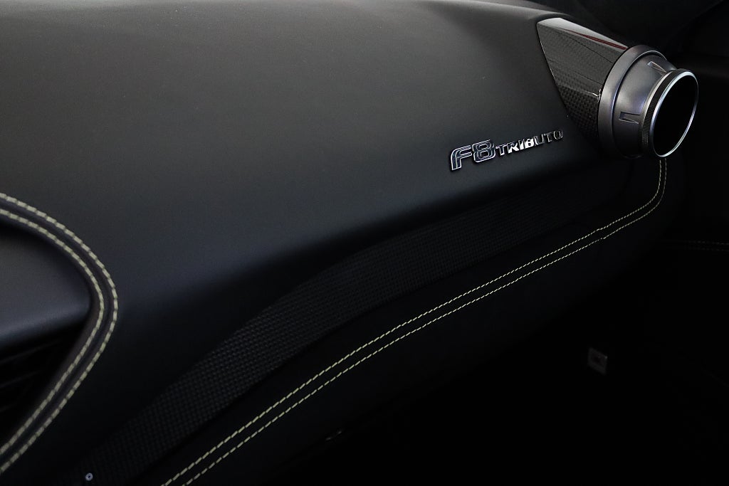 Ferrari F8 Tributo 3.9 V8 720 hk Kolfiber JBL Svensksåld