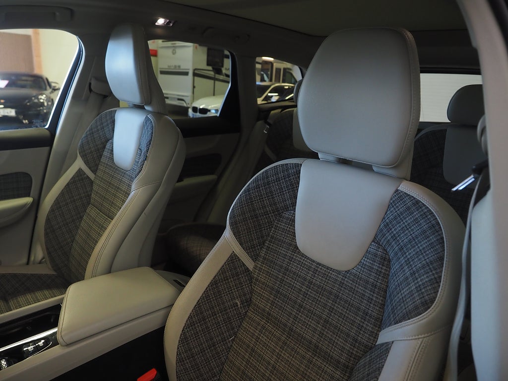 Volvo XC60 B4 AWD Geartronic Momentum 360° Pano Drag Navi Värm 2020