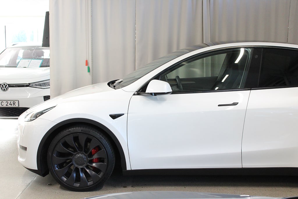 Tesla Model Y Performance 534 HK, Värmepump, Drag, 21 Uberturbine