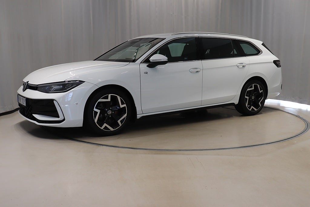 Volkswagen Passat 1.5 eTSI 150hk R-Line Aut Drag Värmare Nav 2025