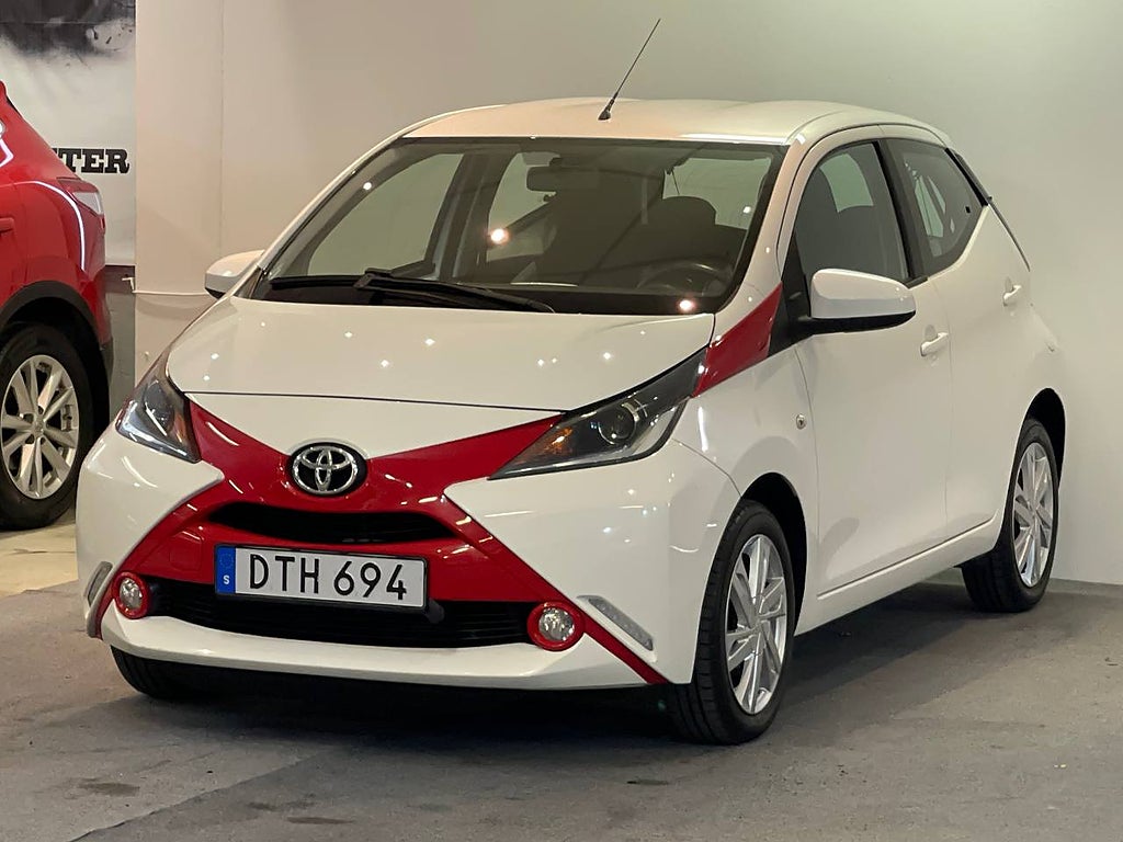 Toyota Aygo 1.0 VVT-I X-PLAY TOUCH ( 10000 MIL ) NY BESIKTAD NY SERVAD