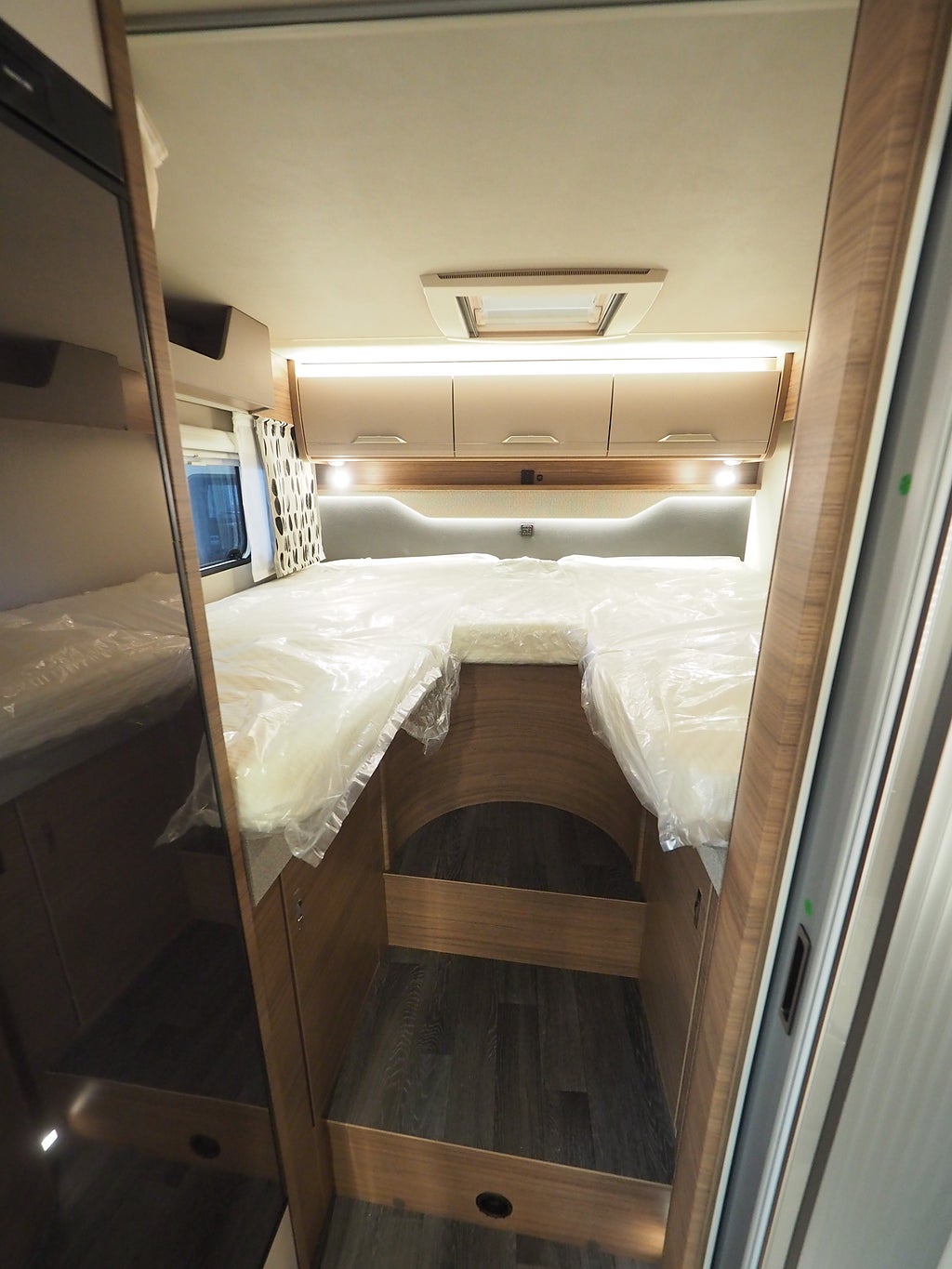 Knaus Van Ti 640 MEG Vansation AUT 177hk | Långbäddar I VW